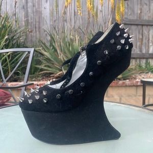 Spiked velvet heel less platforms